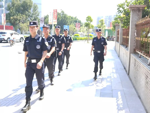 18年里步行巡逻14万公里 他是景区独特的“风景”